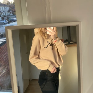 Beige hoodie  - Beige hoodie från New Yorker i strl L men skulle säga att den passar en s,xs eller m bättre. Säljer för att den inte kommer till användning. Har ett snöre i midjan som man kan dra åt:) 