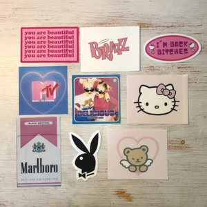 Trendiga klistermärken  - 9 stycken trendiga klistermärken som varierar i storlek, de är runt 5x8 cm. Ett tre-pack säljs för 60kr men du får alla för 140kr. Frakten ligger på 10kr 💫🌟 Passar perfekt på mobilen eller datorn 