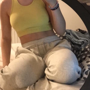 gul söt croppad topp - Det var länge sedan jag köpte den och knappt använt den. Tror den är ifrån New yorker men inte säker. Storlek: Xs/S