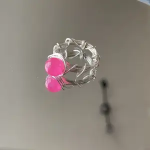 En unik ring med en rosa kristall på! Jag har gjort den själv och kristallen är färgat Vit Quartz❤️ Läs min bio, och tveka inte att kontakta mig om ni har några frågor🥰