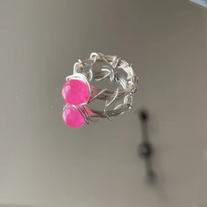Unik rosa ring - En unik ring med en rosa kristall på! Jag har gjort den själv och kristallen är färgat Vit Quartz❤️ Läs min bio, och tveka inte att kontakta mig om ni har några frågor🥰