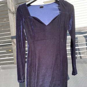 velvet dress - en marinblå velvet tajt klänning, knappt använd 💙 köparen står för frakten 