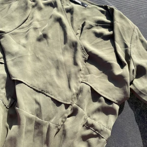 trenchcoat  - grön trenchcoat från bikbok