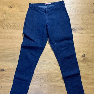 Enkla mörkblåa jeans - Oanvända jeans som tyvärr är små för mig. Ganska liten i storleken och inte jättestretchiga, lågmidjade. Passar snyggt på kroppen om man är van vid lite tightare passform!
