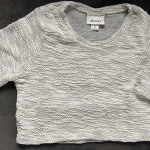 Croptop Monki - Helt ny croptop i ett slags stickat material/ jätteskön! Tvättad en gång - säljs pga flytt/platsbrist!