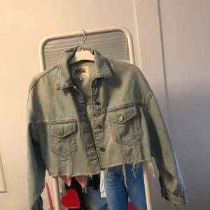 Jeansjackan  - Säljer min croppade jeansjacka från zara💓 Den är använd, men är fortfarande i bra skick💓 (köparen står för frakten)