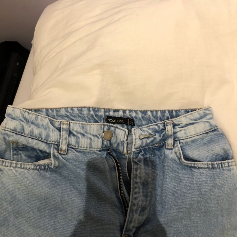 Säljer dessa fina petit jeans från boohoo. Säljer på grund av att de inte går till nån användning längre. Köparen står för frakt🤎. Jeans & Byxor.