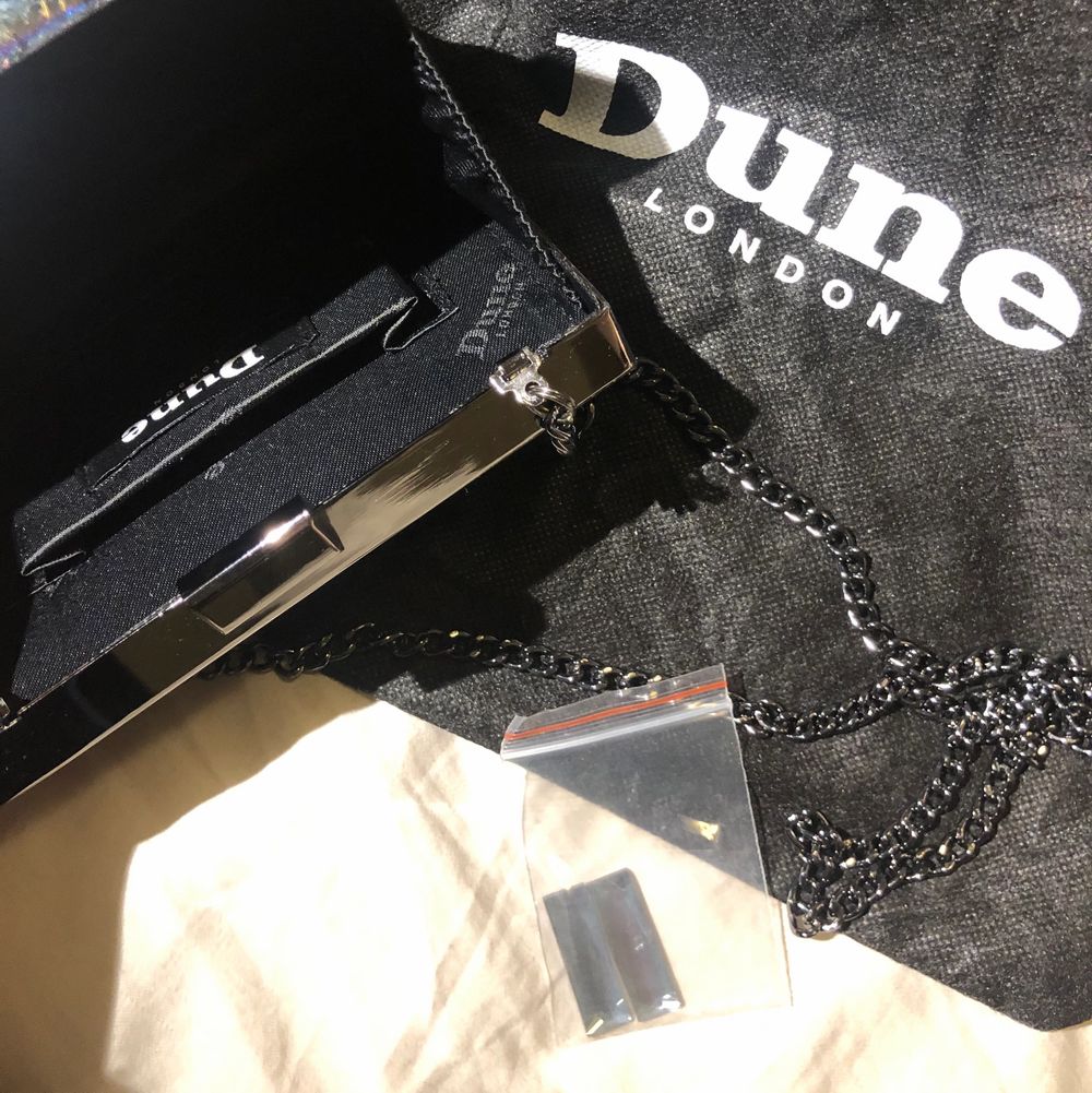En superfin box bag väska från Dune London, NYPRIS ca. 789 SEK. säljer den nu för 130kr, då jag behöver bli av med grejer. Köpt i London, men inte kommit till användning. Axelbandet är lagom långt. Perfekt till fest som till vardags! Mjuk mocka imitation på baksidan, så det inte skrapar mot plagg! Kommer med dust bag 🙌🏼Köparen står för frakt! 📩. Accessoarer.