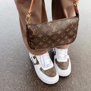 INTRESSEKOLL på min Louis Vuitton pochette! obs fler bilder i annan annons i min profil. Det korta läderbandet är trasigt men går att laga eller byta ut hos en läderspecialist! Jag använder istället ett längre läderband från en annan väska. Har även kvitto och dustbag