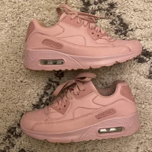 Rosa sneakers  - Superfina rosa sneakers. Kommentera för frågor och skriv för fler bilder💕 Pris går alltid att diskutera men frakten ingår ej!🦋