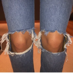 Jeans - Skitsnygga jeans i perfekt blå färg med hål på knäna. Från Gina tricot i storlek 34. Ändast använda 1-2 ggr. Säljer för 150kr exklusive frakt. Vid fler intresserade blir det budgivning. Jag är 165cm💕