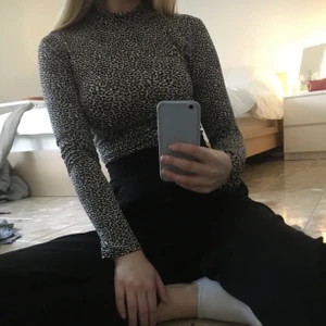 Leopard topp  - Hej! Säljer min super fina och sköna leopard färgad långärmad tröja som jag köpte förra året på gina tricot. I nyskick! 💙💙