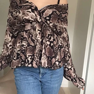 orm mönster tröja 🐆 - en jätte fin blus man kan styla på olika sätt 