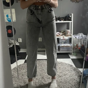 Grå Momjeans, strl 34 - Säljer dessa superfina grå momjeans från Gina Tricot. De är inte använda så mycket och är därför i väldigt gott skick. Frakt på 66kr tillkommer! 🤍 