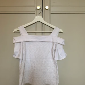 Topp - Säljer denna topp från Ralph Lauren som är lite off-shoulder och har lite spetsmönster. Storlek XXS, men passar XXS. Gott skick. Fin att ha nu till sommaren ✨