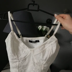 Topp - Jätte fin vit spetstopp