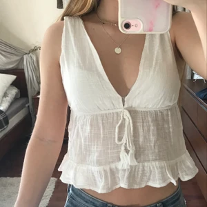 Vitt linne / topp - Superfin topp / linne från Pull&Bear i storlek S🤍🤍 Superfin till sommaren! De vita prickarna är på spegeln o inte på toppen:) 130kr inkl frakt :)