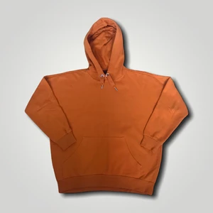 Orange hoodie från Monki - Inte använt jättemycket. Fin oversized hoodie. Storlek XS men passar som en större S så ganska oversized. Skulle säga storlek M om man är under 170 cm lång 😊 Köp nu!