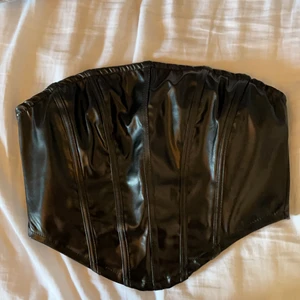 Jätte snygg lädertopp - En jätte najs lädertopp från shein som tyvärr va lite för liten men skit snygg till fest eller vardags