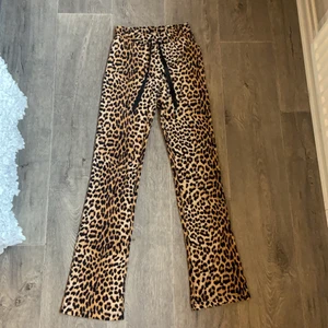 Utsvängda Leopardbyxor från Gina tricot - Säljer mina leopard byxor från Gina tricot i strl xxs! Jag tror inte att denna färgen säljs längre💕 Aldrig använda endast provade. Köparen står för frakt!