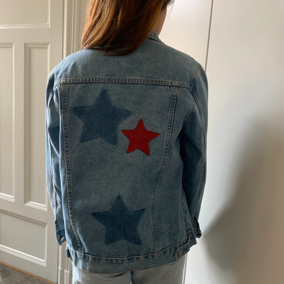 Jeansjacka med tryck 