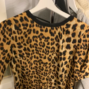 Crocker tröja - tunnt material, lite kortare, knappt använd, köpare står för frakt 💕