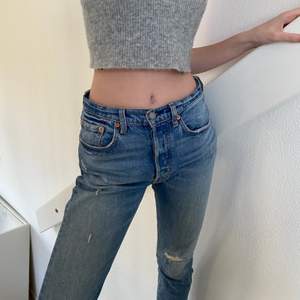 Jeans från levis, light wash med slitningar modell 501