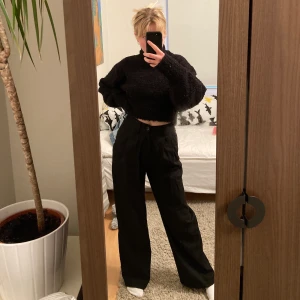 Kostymbyxor från Carin Wester! - Raka supersnygga högmidjade kostymbyxor från Carin Wester! Kommer inte till användning hos mig, men superfint skick! Jag är 163 cm, köparen står för frakt💕