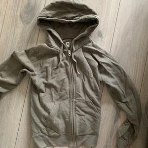 Zip hoodie - Grön zip Hoodie köparen står för frakt ❤️