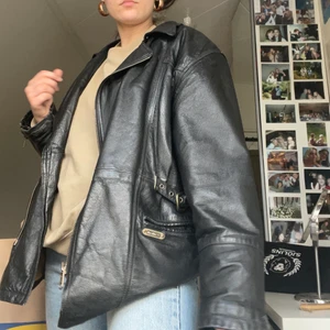 Skinnjacka  - Skitsnygg retro hollies skinnjacka i superbra kvalitet, köpt second hand. Den är i storlek M, men skulle säga att den passar allt från S-L beroende på hur man vill att den ska sitta. Den e lite oversized för mig som är en S-M. Möts upp i Stockholm eller köparen står för frakt💞💞💞