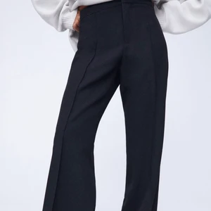 Zara svarta utsvängda byxor  - Otroligt snygga slutsålda flared byxor ifrån zara i storlek M men skulle säga att det passar S om man gillar lite mer baggy. Första bilden är från hemsidan. Har aldrig använt dom så prislappen sitter kvar 😍. Passar tvvär inte mig så tänkte ge dom ett nytt hem. Det är långa i benen så kan både vikas upp man skulle vilja ha det så eller bara långa vilket är så snyggt ❤️                                                            (kostar 559kr på Zaras hemsida) 