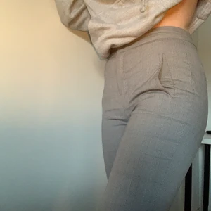 Kostymbyxor, st S - Ett par gamla Zara kostymbyxor ! I bra skick, använda relativt mycket men inga slitningar eller likande. LÅNGA, lite utsvängda nertill. Skulle säga att dom passa Xs-M beroende på hur tight man vill att dom sitter !