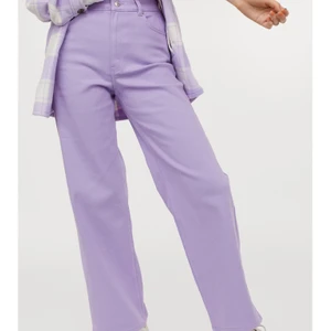 Säljer snygga jeans! - Hejsan! Säljer dessa jättecoola jeans. De kommer i från hm och bilderna är tagna från hms hemsida. Kontakta mig om du vill ha fler bilder på byxorna så kan jag ta egna bilder. Säljer dom för 100kr då dom inte är använda alls mycket. Köparen står för frakten! 