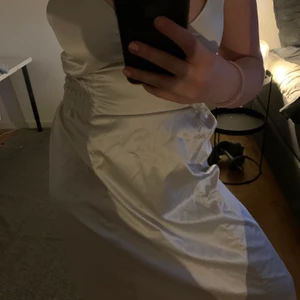 Silkes klänning, st M - SÅ FIN balklänning eller bara sommarklänning. I en silvrig/grå silkes färg. HELT oanvänd. Passar S-M.