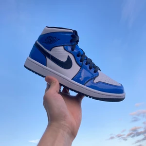 Jordan 1 signal blue mid se - Säljer 4 par Jordan 1 signal blue mid se   Alla fyra är deadstock,alltså helt oanvända!   storlekar och pris:  Eu 40 1849kr Eu 43 1749kr Eu 44 1749kr  Kan mötas upp i Stockholms området eller så kan jag frakta, fraktavgift tillkommer då😊  Många tidigare affärer gjorda och enbart nöjda kunder!