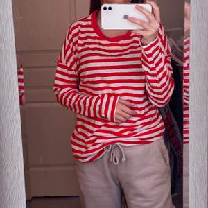 Röd & vit randig tröja från BIKBOK, storlek S. Använd fåtal gånger men har haft den i garderoben ett tag. Sitter lite oversized. Säljs för att den aldrig använts 