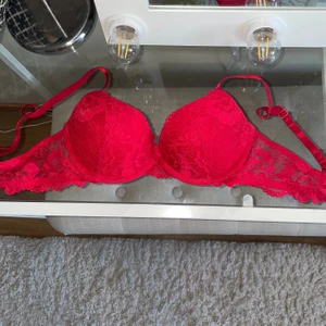 BH från H&M - Supersnygg röd push-up BH från HM. Säljer pga den tyvärr blivit för liten. Endast använd någon gång.