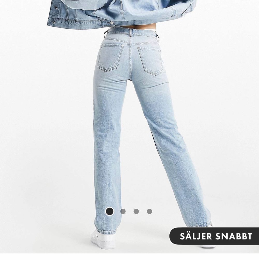Ett par raka jeans ifrån asos som lägger sig fint över skorna! Säljer pga att dom inte passar mig! Storlek 26/32 men passar både nån storlek större och även mindre, beror på hur man vill ha dom! Säljer för 200kr inklusive frakt, (priset kan diskuteras)🥰. Jeans & Byxor.