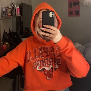 Bikbok hoodie  - Säljer denna cropped hoodien ifrån bikbok💞.                       Säljer för 70 kr + frakt 