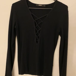 Ribbad tröja - En snygg långärmad tröja som är ribbad, storlek L men passar bra på mindre storlekar också. Den är väldigt stretchig och skön