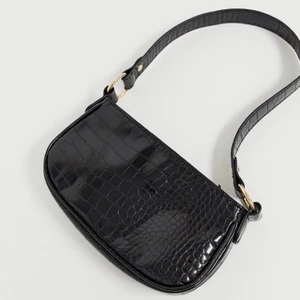 Svart baguettebag - Svart baguette väska från ASOS. Endast använd 2 korta tillfällen så väskan är som ny. Skriv för fler bilder. Frakt ingår ej, kan mötas upp i Uppsala. Pris går att diskutera vid snabb affär. 