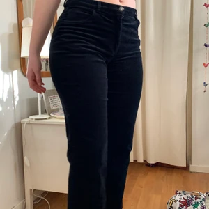 Svarta manchester byxor - Jätte sköna och fina. Jag har sytt in dom lite i midian. Jag är 176 cm lång och brukar ha 30/32🥰✌️