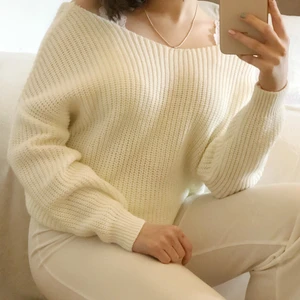 vit stickad tröja strl S / M  - vit stickad tröja med öppen rygg och knut längst ner 