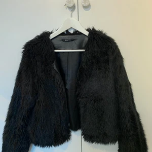 Pälsjacka - Jacka i fejkpäls från ginatricot i strl S. Väl använd men inga skador! Köpare står för frakt💕