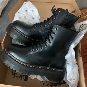 Dr. Martens Jadon - Dr. Martens i modellen Jadon, storlek 38. Använda endast 1 gång, säljer pga för små för mig tyvärr. Perfekta nu till våren! Köptes för 2149 kr, säljer för 1800 kr inklusive frakt