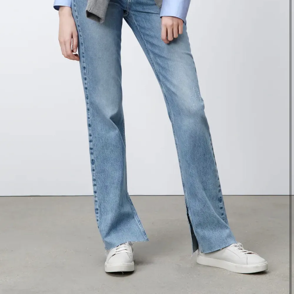  Säljer dessa snygga jeans från Zara på grund av att det är för stora. Endast använda 1 gång . Jeans & Byxor.