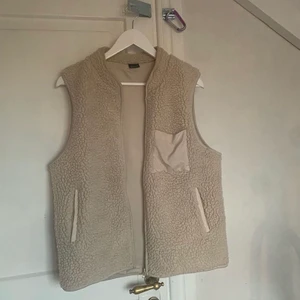 väst - Säljer min snygga väst från ginatricot som är helt slutsåld! Storlek M! säljer för 200kr, om fler intresserade buda i kommentarerna!