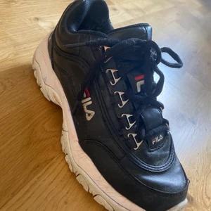 Fila skor - Klassiska fila skor med hög sula! Väldigt snygga och sköna. Köpta för 750kr
