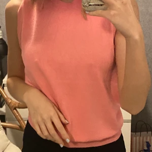 Zara väst - Jättefin tröja från zara, den är mer rosa i verkligheten. Kan skicka bild i dagsljus. Knappar i nacken och två små hål vid armen som man inte tänker på eller kan sy igen lätt. Super skönt material som är väldigt stretchig.