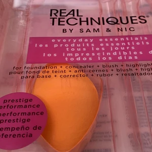 Real techiques - Helt ny Real techiques Beautyblender, köptes i paket med borstar men använder ej foundation eller liknande, därav säljer jag den🦋